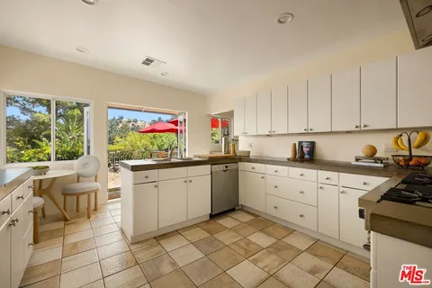 $2,395,000 | 8835 Crescent Drive, Los Angeles, CA 90046