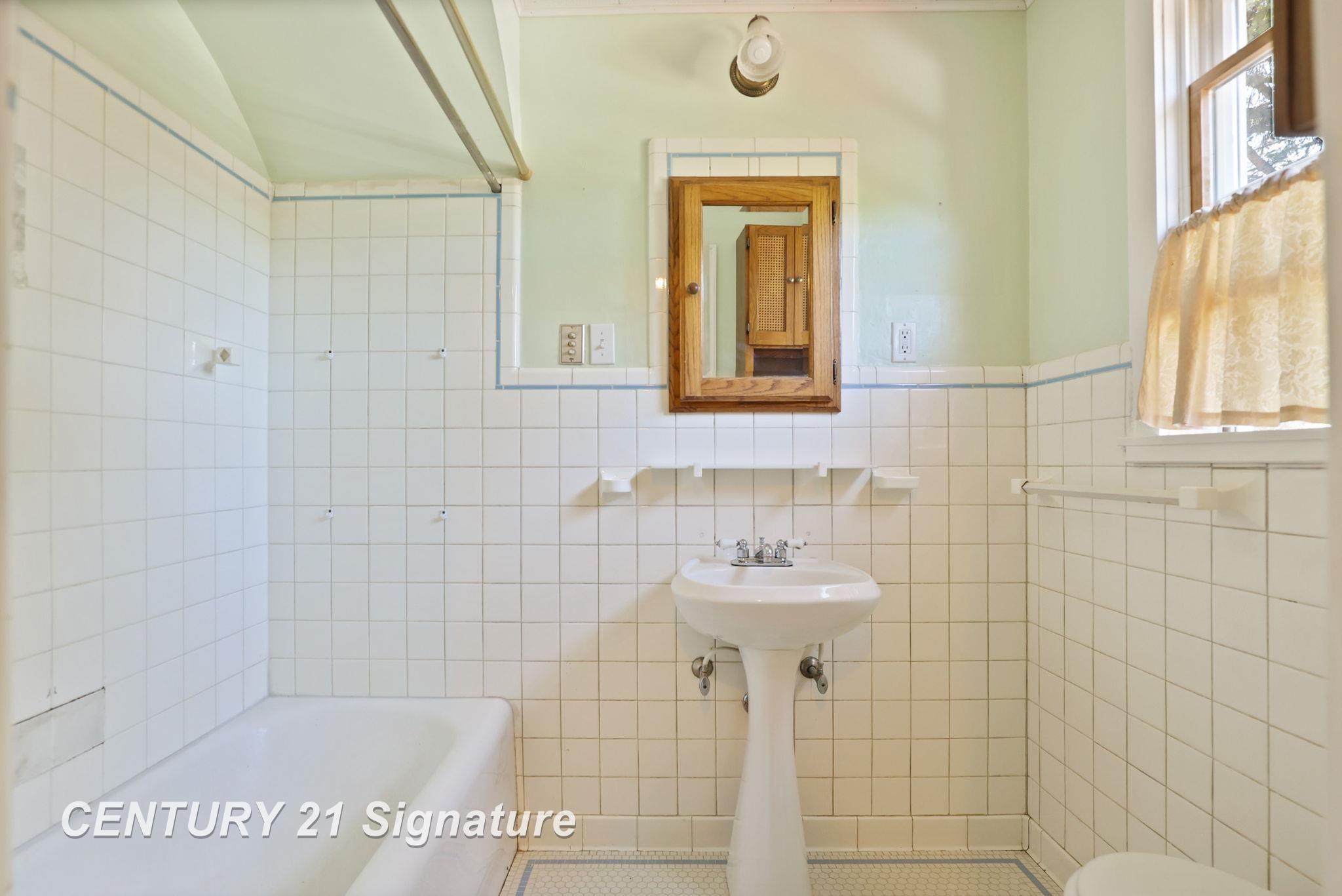 1713 9th Street Bay City, MI 48708 - Photo 26 of 45 50188261-edde1ff7-e088-4f5b-b551-f52c1f8a0083.JPG