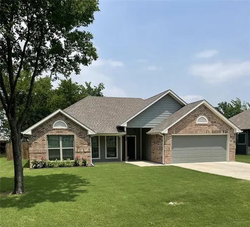 $289,900 | 700 East Walcott Street, Pilot Point, TX 76258