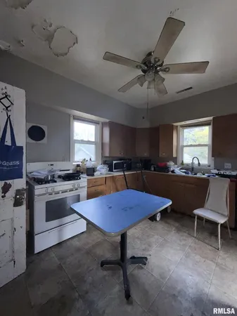 $44,900 | 1057 South Pearl Street, Galesburg, IL 61401