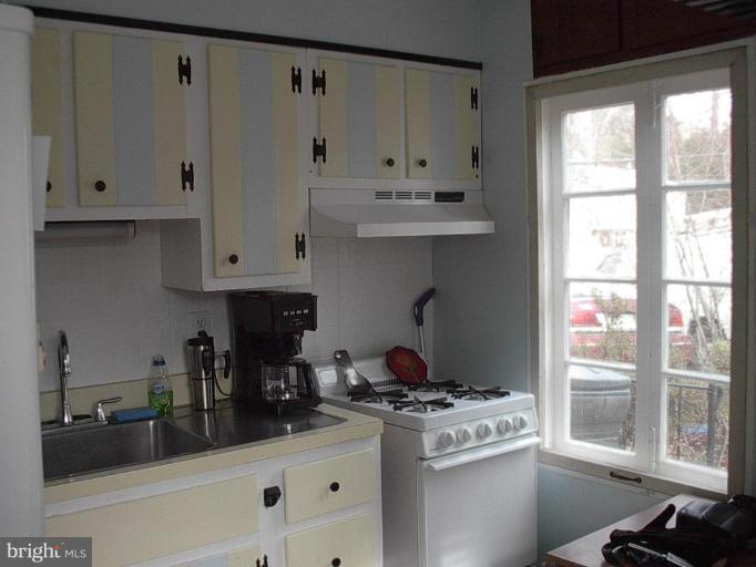 182 Old River Road Arnold, MD 21012 - Photo 3 of 13 Kitchen