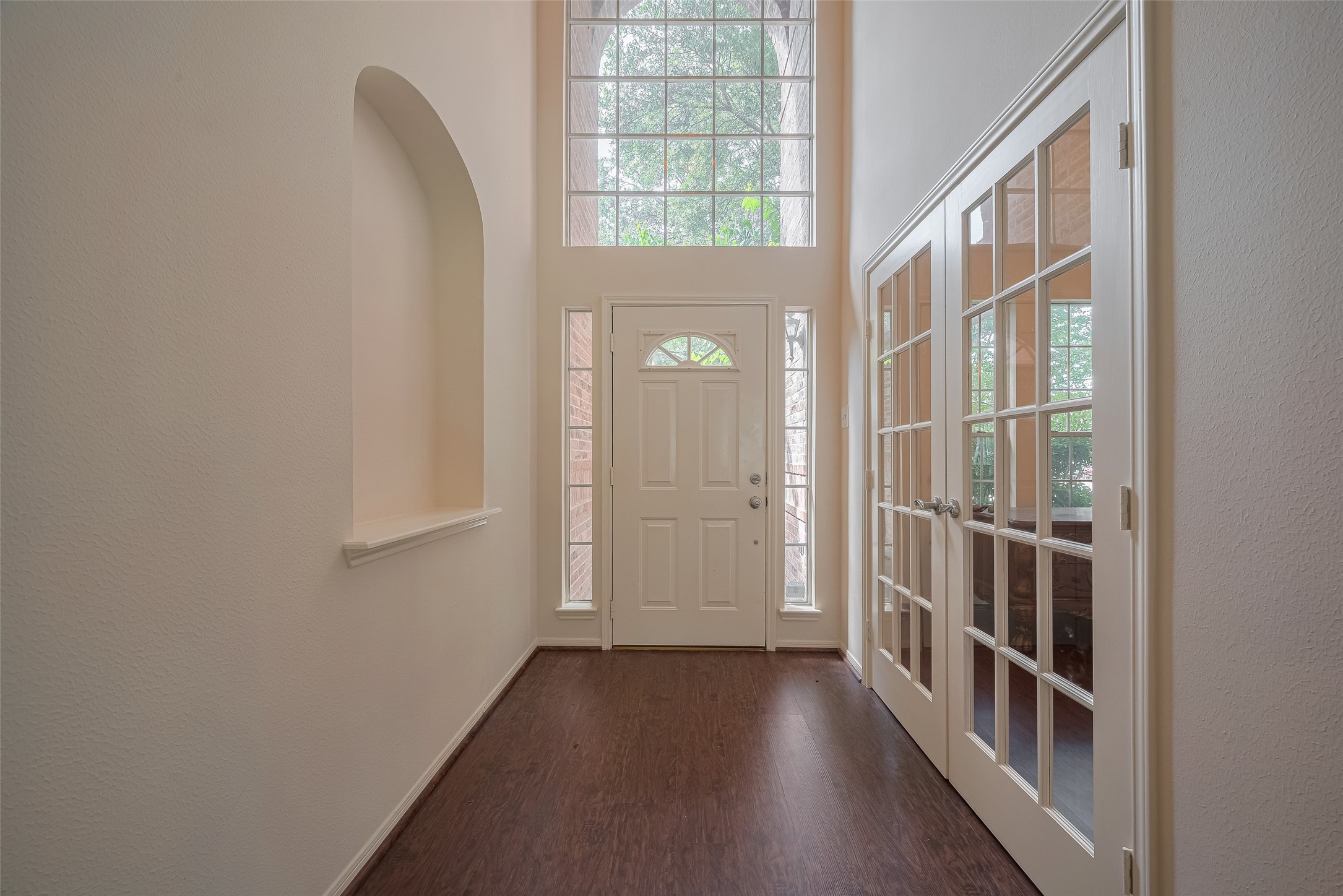 619 Bending Bough Drive Spring, TX 77388 - Photo 4 of 41 a view of a hallway with wooden floor and entryway