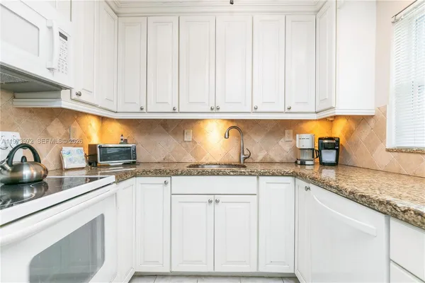 $2,400 | 3131 South Ocean Drive, Unit 110, Hallandale Beach, FL 33009