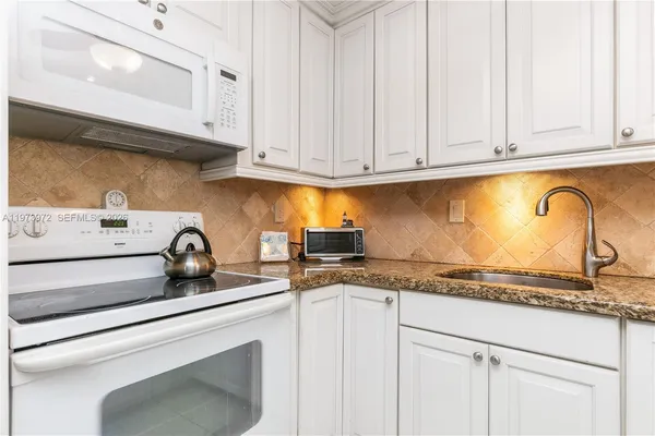 $2,400 | 3131 South Ocean Drive, Unit 110, Hallandale Beach, FL 33009