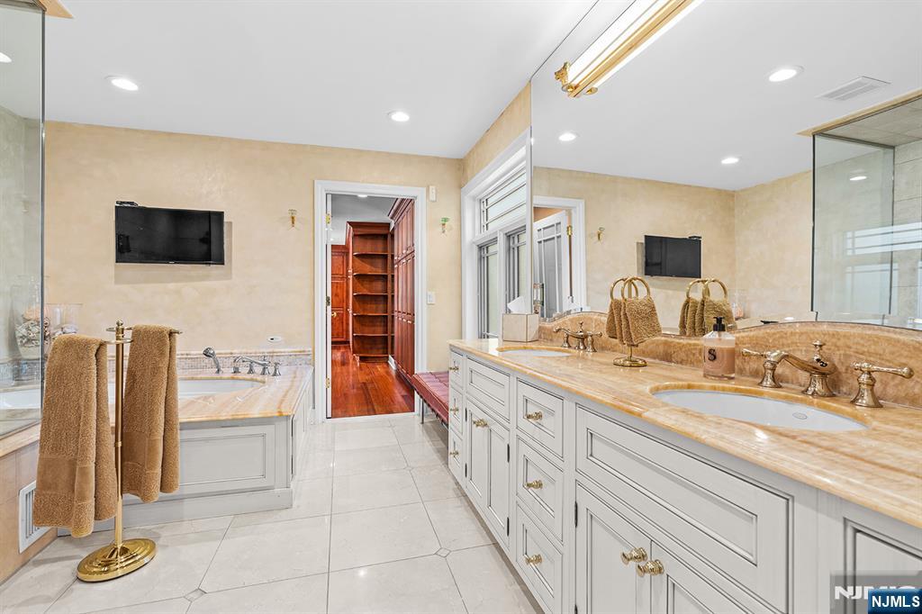 37 Hemlock Road Livingston, NJ 07039 - Photo 25 of 50
