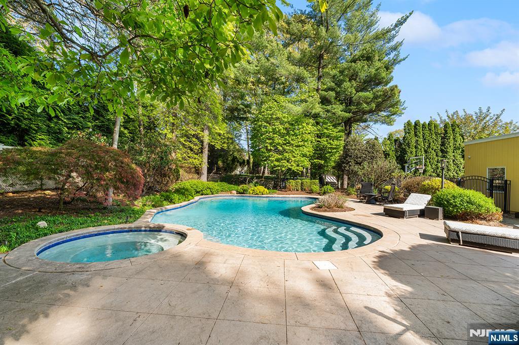 37 Hemlock Road Livingston, NJ 07039 - Photo 3 of 50