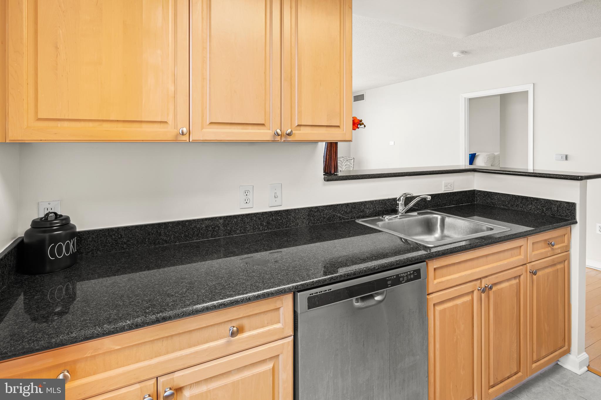 2726 Gallows Road, Unit 819 Vienna, VA 22180 - Photo 16 of 35