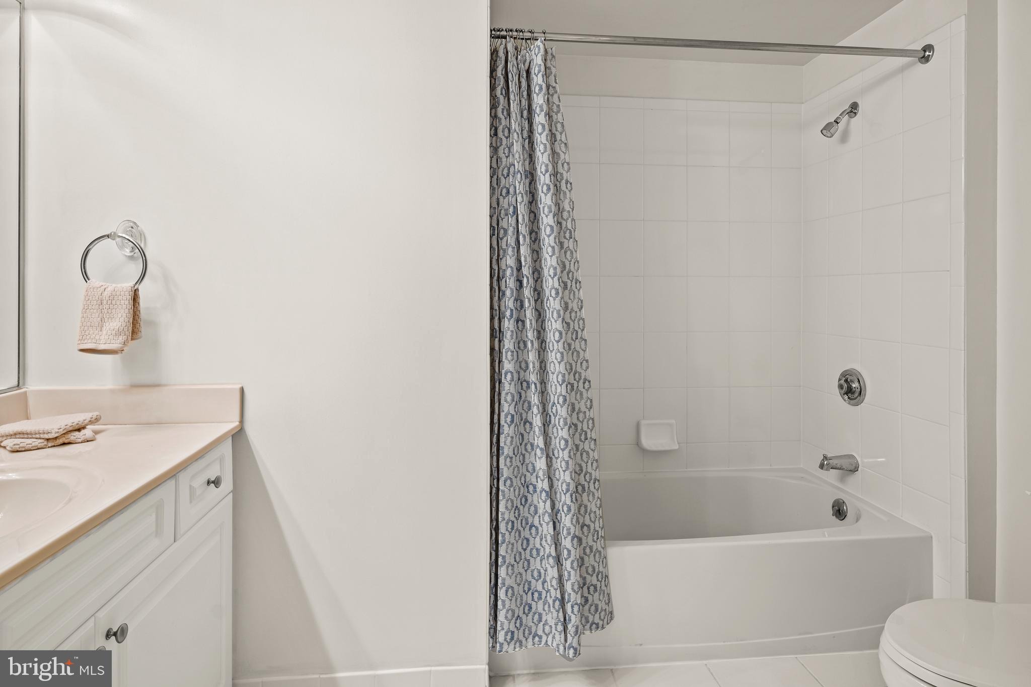 2726 Gallows Road, Unit 819 Vienna, VA 22180 - Photo 32 of 35