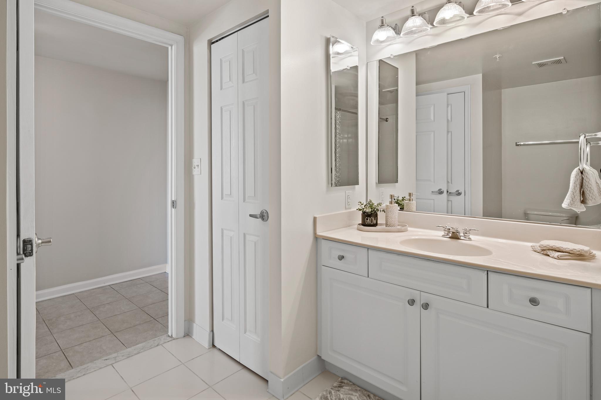 2726 Gallows Road, Unit 819 Vienna, VA 22180 - Photo 33 of 35