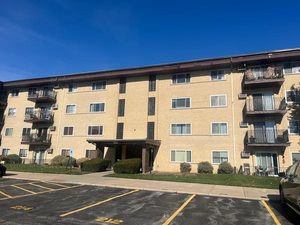 $2,000 | 535 South Cleveland Avenue, Unit 101, Arlington Heights, IL 60005