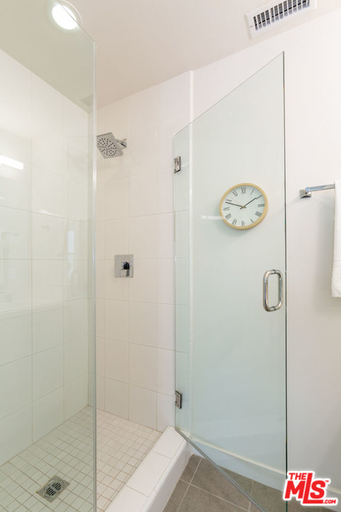2209 Polyscope Place Los Angeles, CA 90026 - Photo 26 of 37 a bathroom with a shower