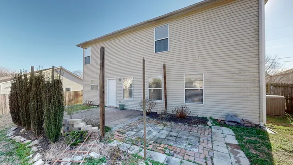 a view of a back yard