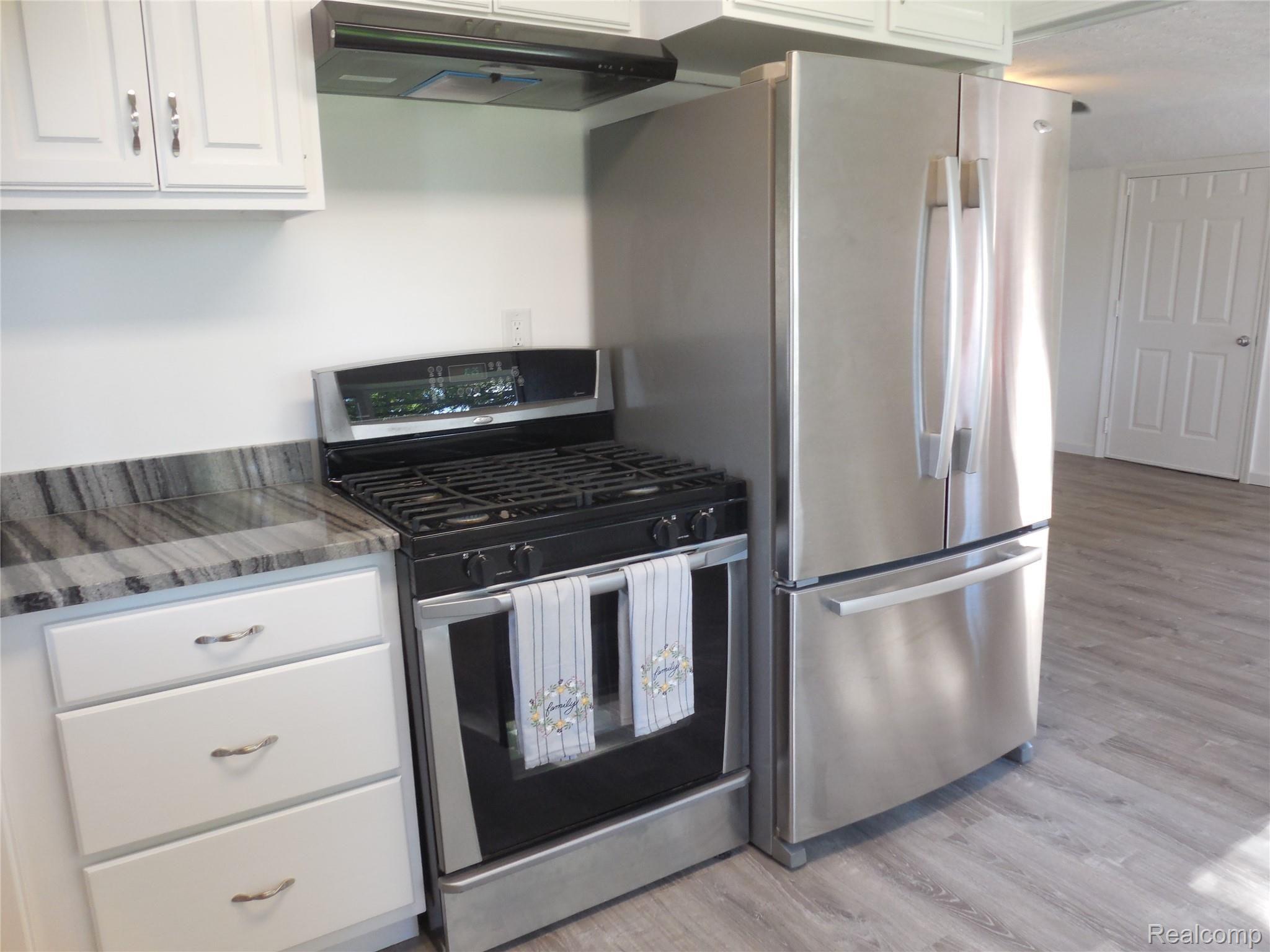 117 Rexton Street Novi, MI 48377 - Photo 9 of 66 Stainless steel appliances stay