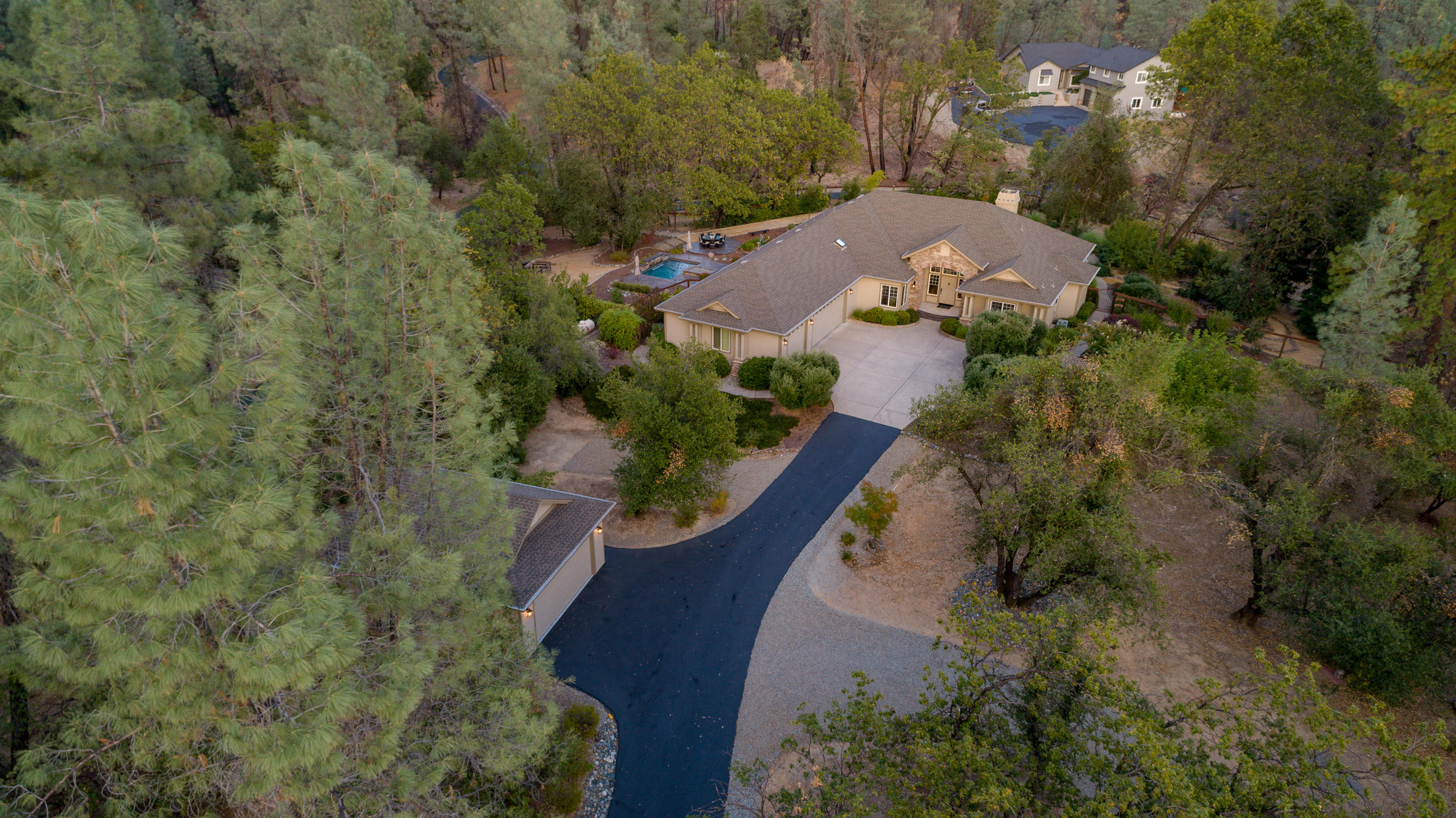 10163 Tilton Mine Road Redding, CA 96001 - Photo 29 of 144 Paved Driveway