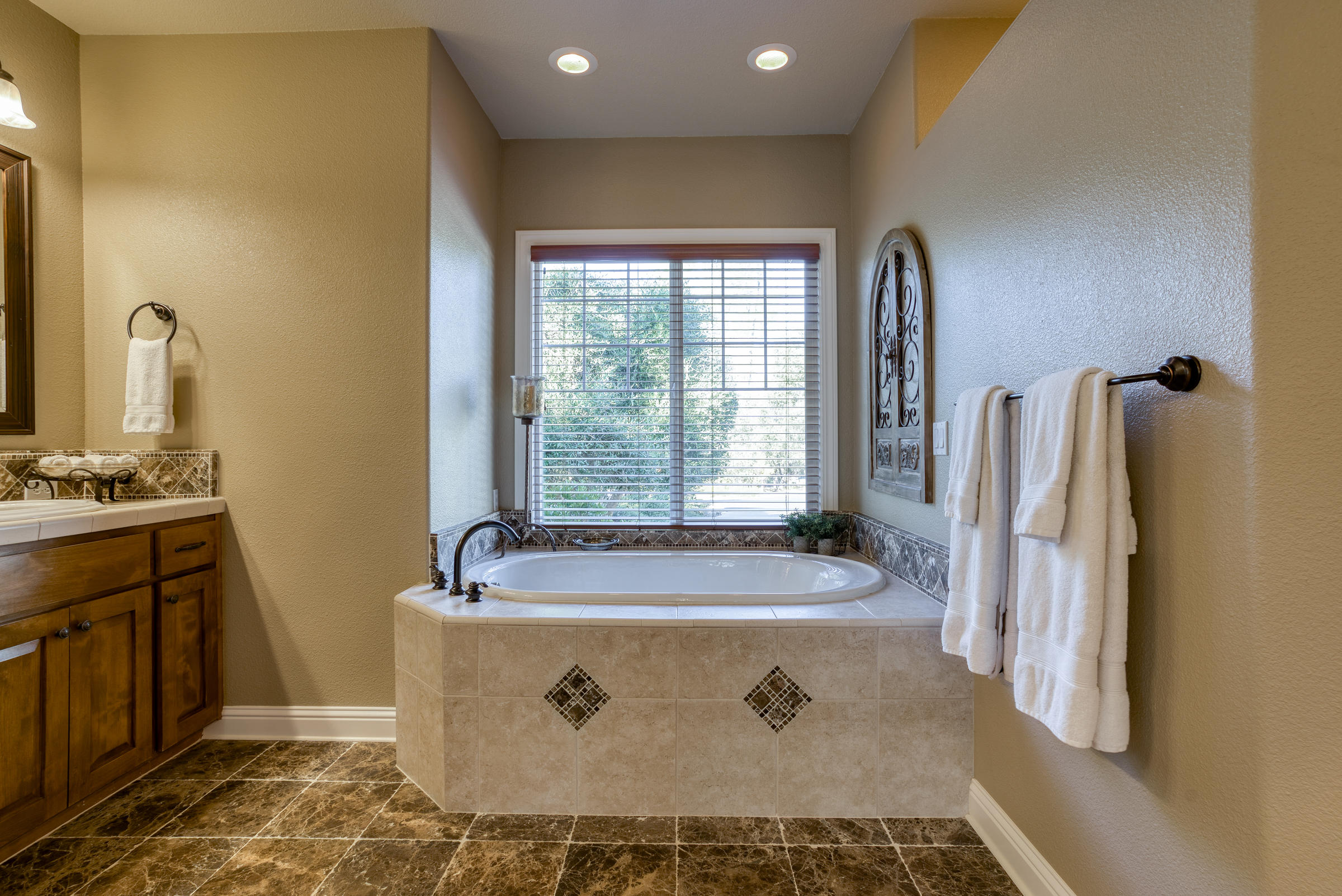 10163 Tilton Mine Road Redding, CA 96001 - Photo 72 of 144 Large Soaking Tub in Master