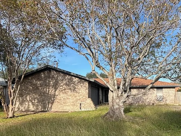 a view of a yard of the house