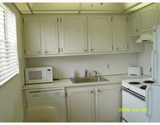 252 Durham, Unit 252 Deerfield Beach, FL 33442 - Photo 2 of 7 Kitchen