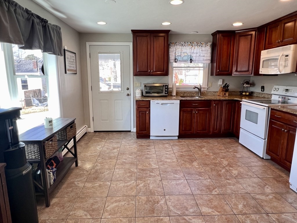 16 Hickory Road Norton, MA 02766 - Photo 3 of 42 Gallery Image 3