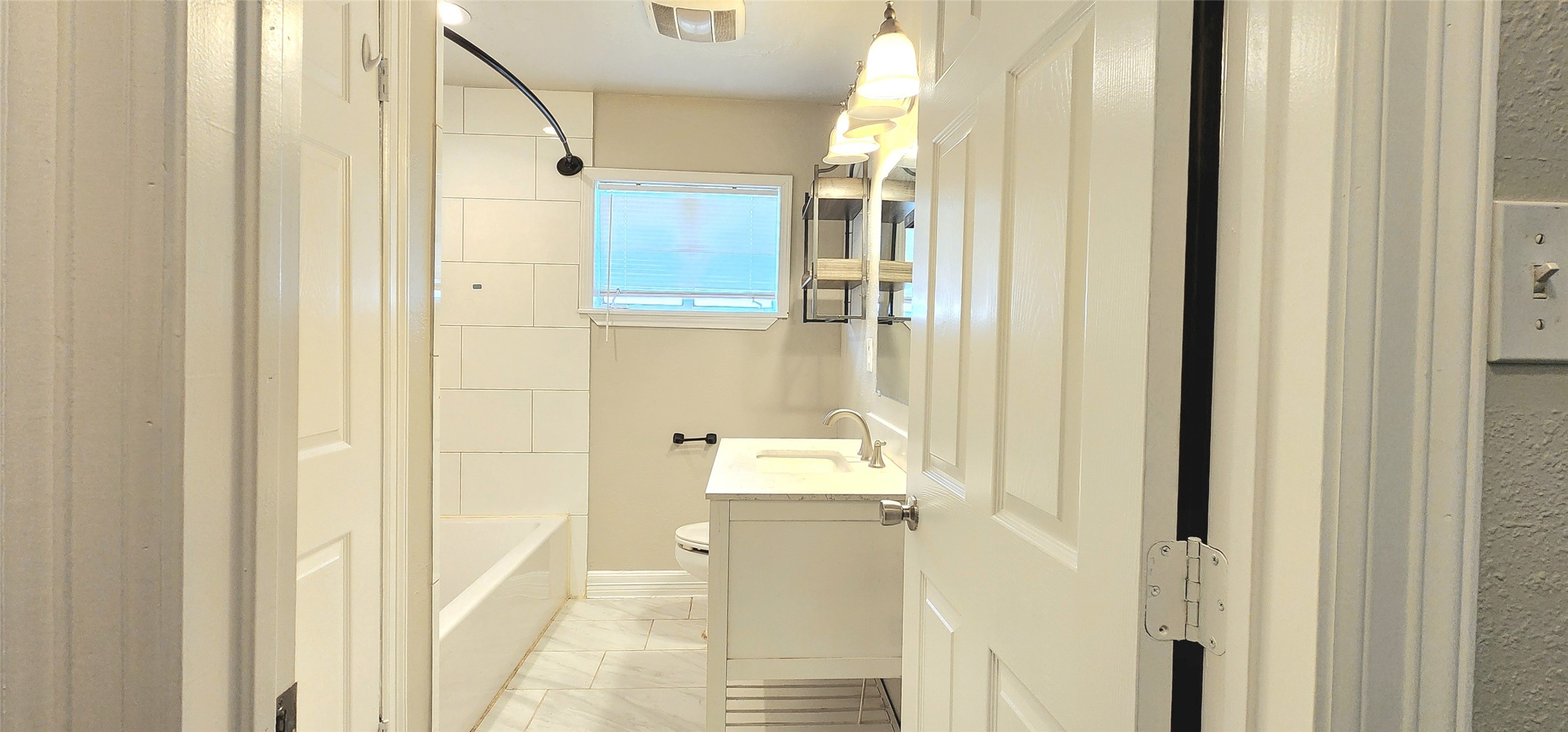 6927 Burgess Street Houston, TX 77021 - Photo 15 of 22 a bathroom with a mirror