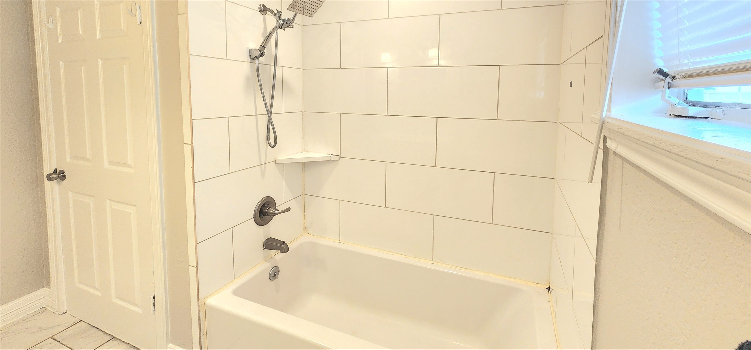 6927 Burgess Street Houston, TX 77021 - Photo 16 of 22 a bathroom with a bathtub