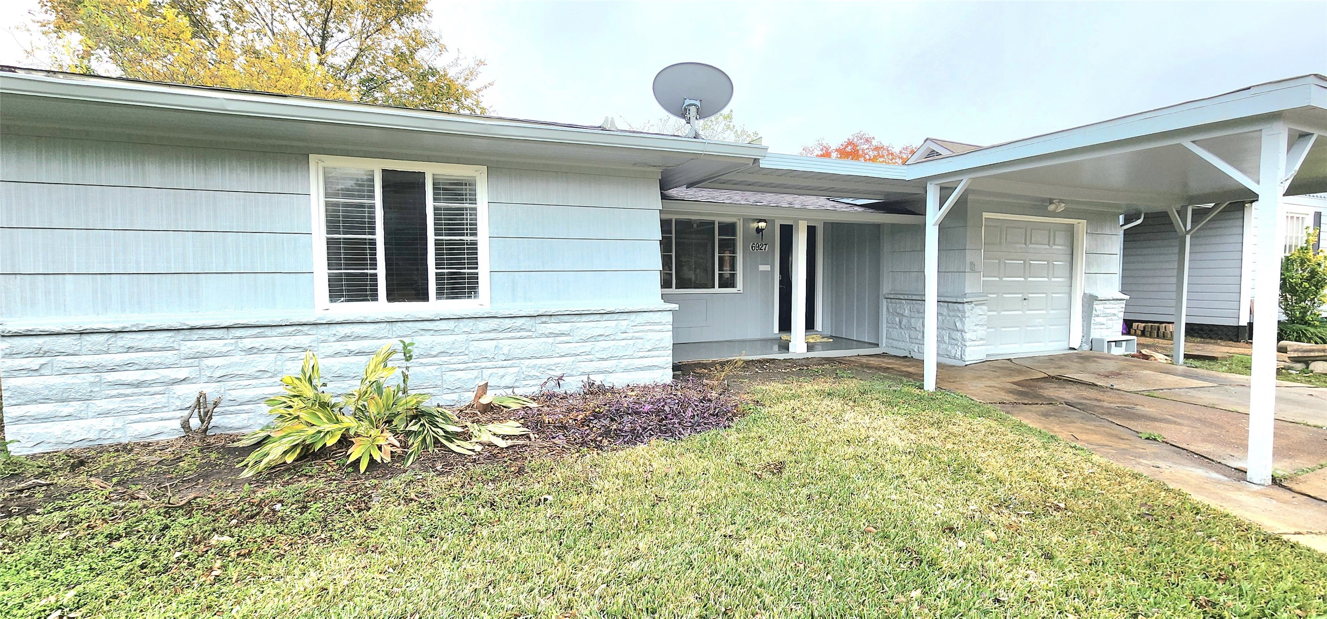 6927 Burgess Street Houston, TX 77021 - Photo 20 of 22 a front view of a house with a yard