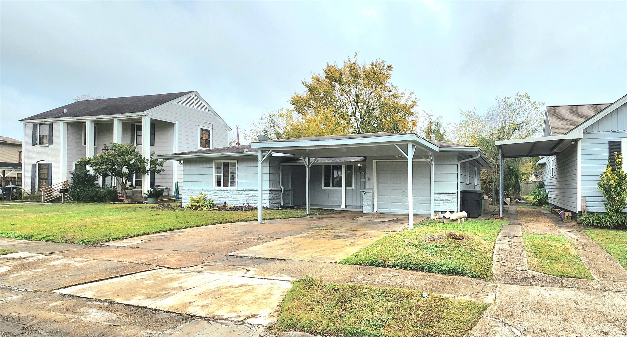 6927 Burgess Street Houston, TX 77021 - Photo 22 of 22 a front view of a house with a garden and patio