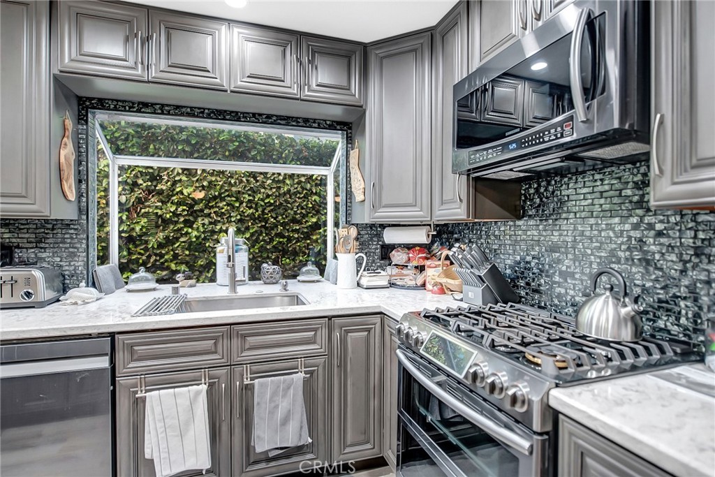 10 Valley Crest Road Simi Valley, CA 93065 - Photo 16 of 56