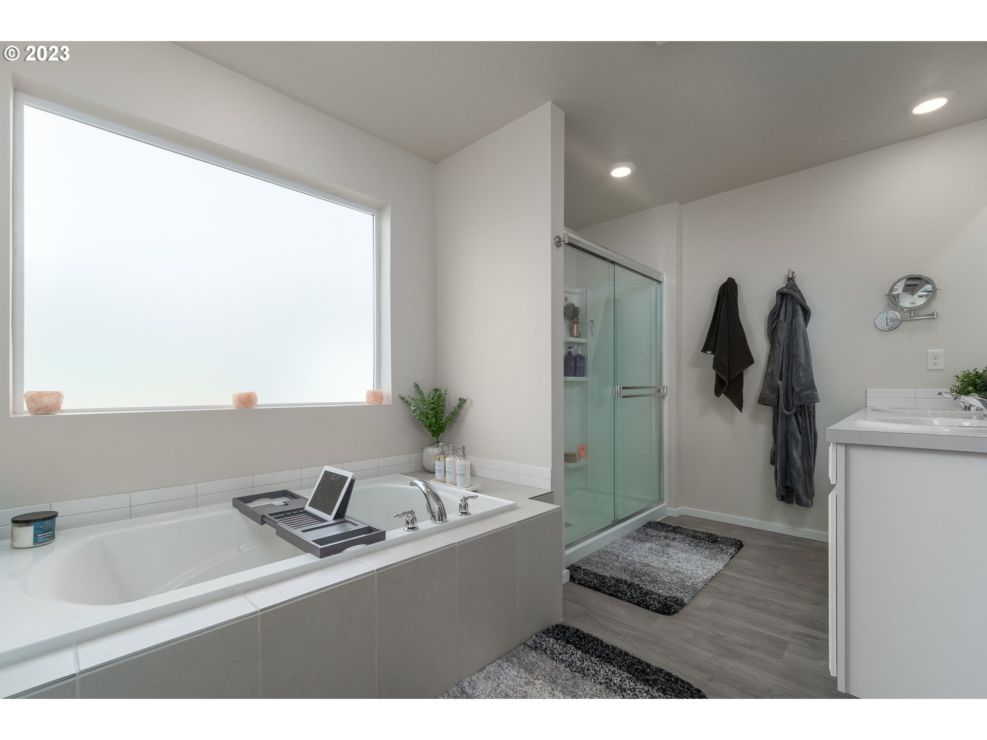 2914 Fenya Street Springfield, OR 97477 - Photo 30 of 35 a bathroom with a sink and a bathtub