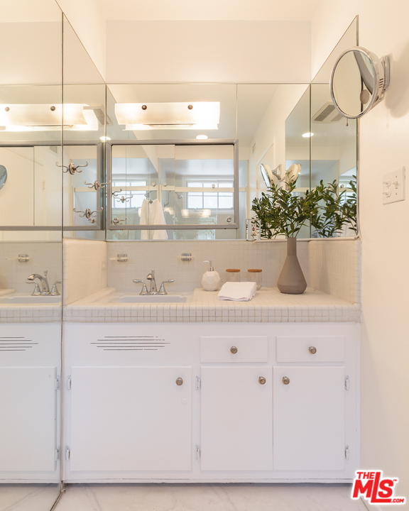 10120 Cielo Drive Beverly Hills, CA 90210 - Photo 11 of 23