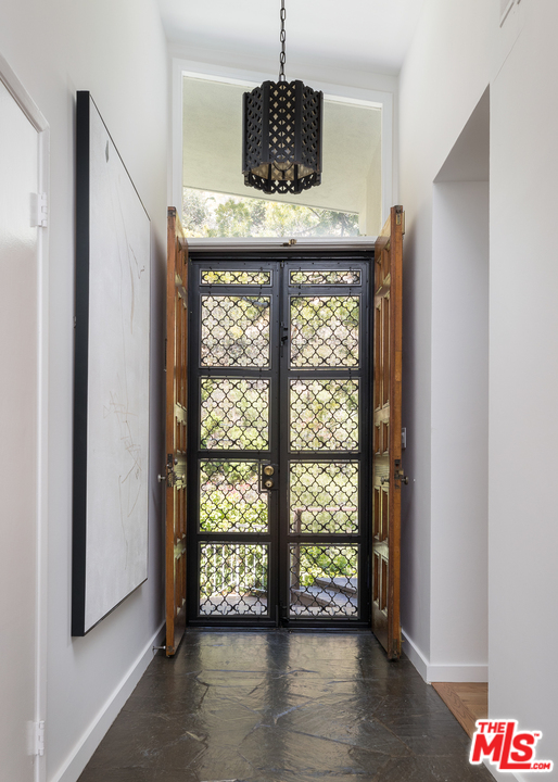 10120 Cielo Drive Beverly Hills, CA 90210 - Photo 9 of 23