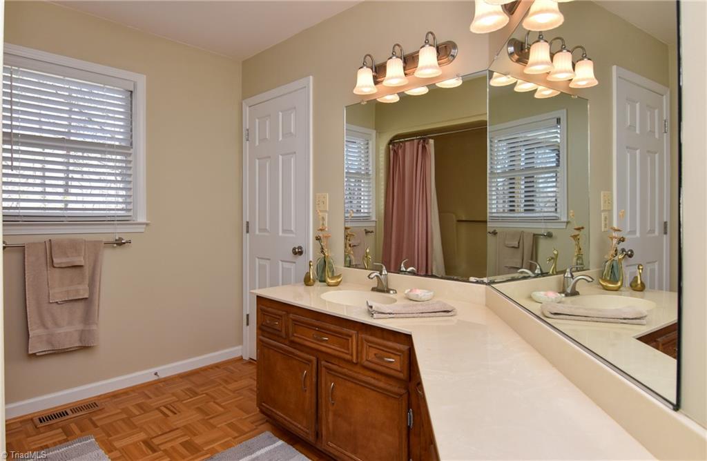 4840 Bent Ridge Lane Clemmons, NC 27012 - Photo 17 of 41 Main-level Bath