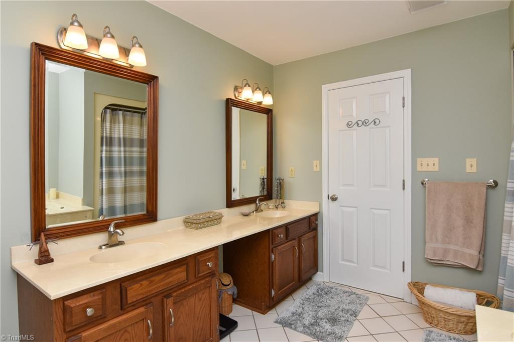 4840 Bent Ridge Lane Clemmons, NC 27012 - Photo 21 of 41 Primary Bath