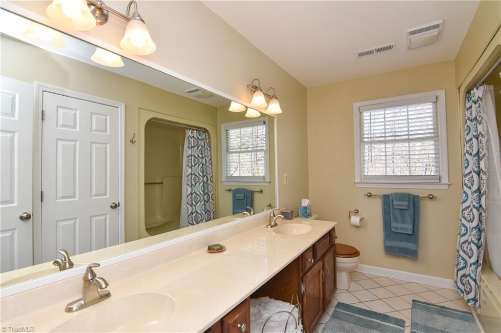 4840 Bent Ridge Lane Clemmons, NC 27012 - Photo 26 of 41 Upper-level Hall Bath
