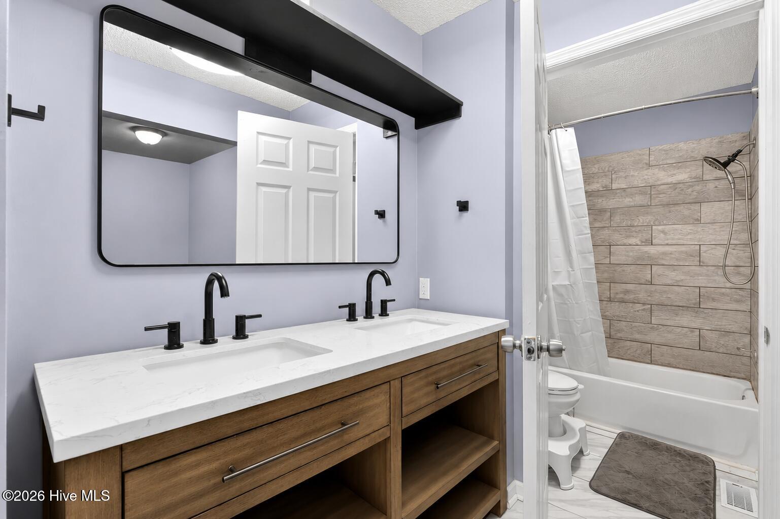 153 Giddens Street Newton Grove, NC 28366 - Photo 30 of 50 En suite