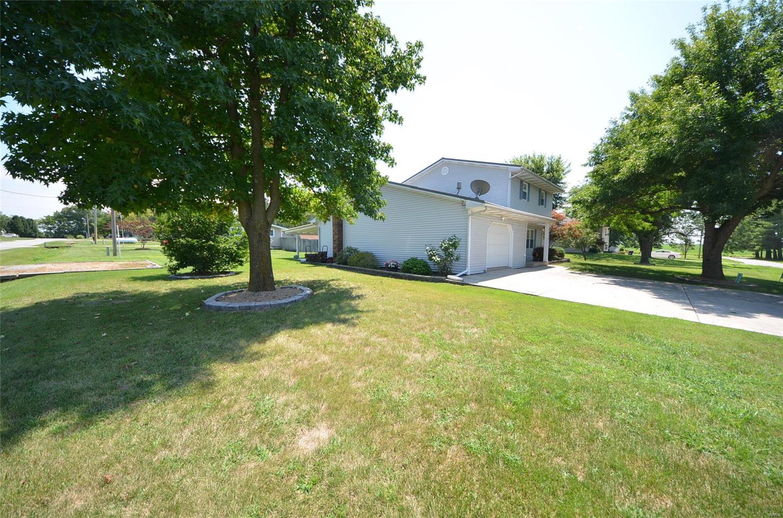 9034 Hawk Road Nashville, IL 62263 - Photo 3 of 28