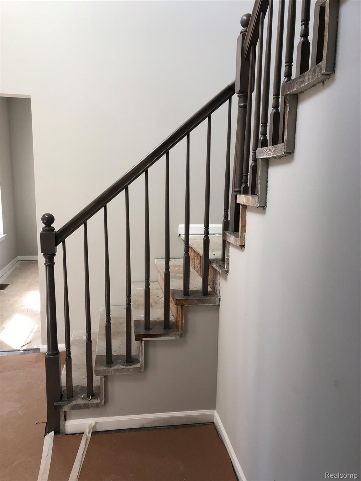 13352 Stamford Road Belleville, MI 48111 - Photo 4 of 19 Stairs