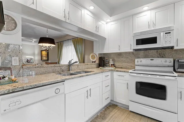 $319,900 | 5200 East Club Circle, Unit 106, Boca Raton, FL 33487