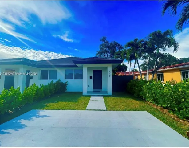 a view of a house with a yard