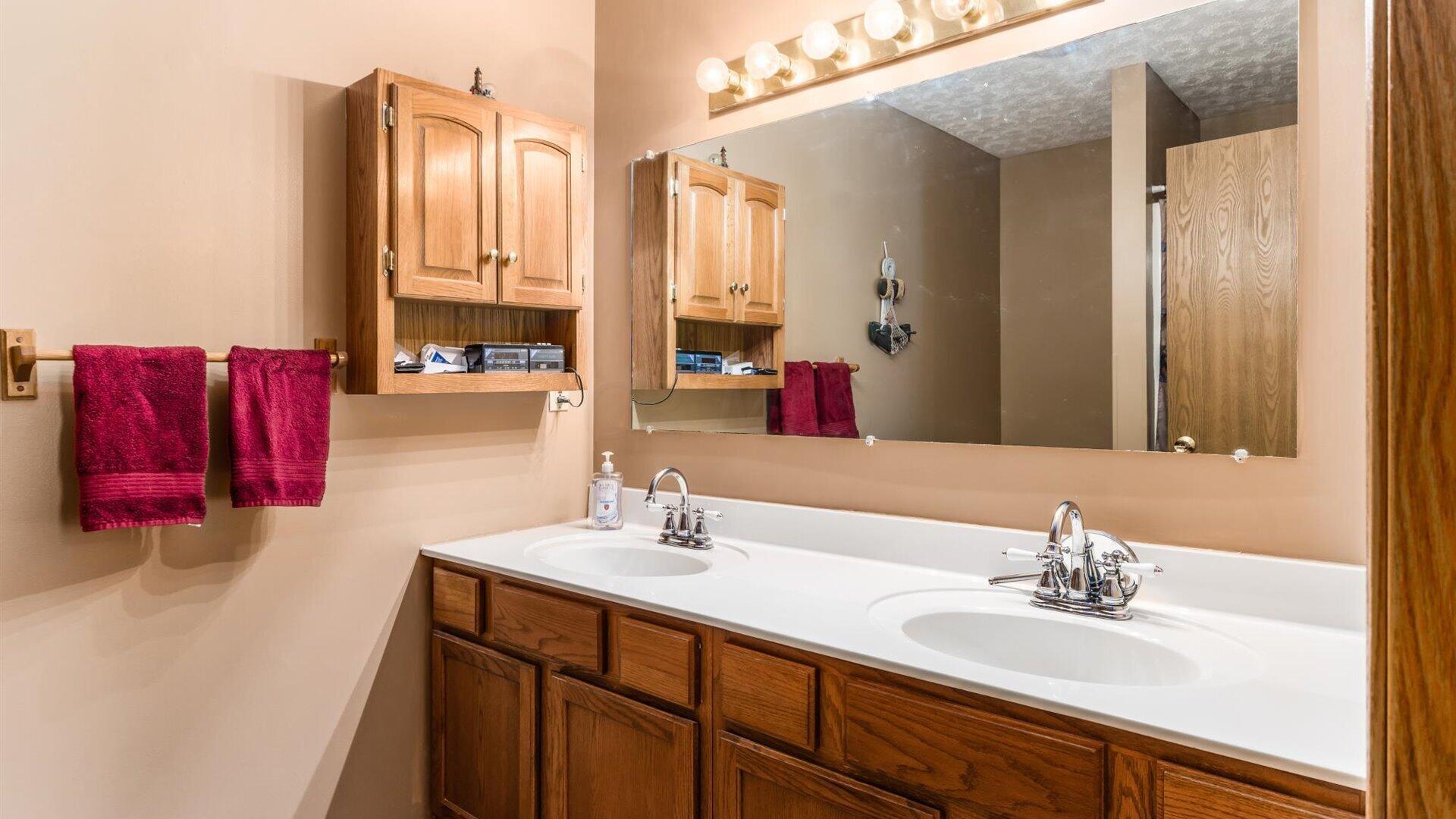 13810 Flint Ridge Road Southeast Newark, OH 43056 - Photo 16 of 27 13810 Flint Ridge Rd - Master bath
