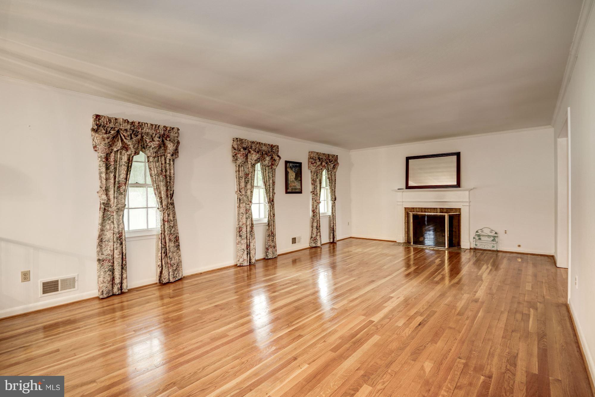 1118 Collingwood Road Alexandria, VA 22308 - Photo 6 of 30 Living Room