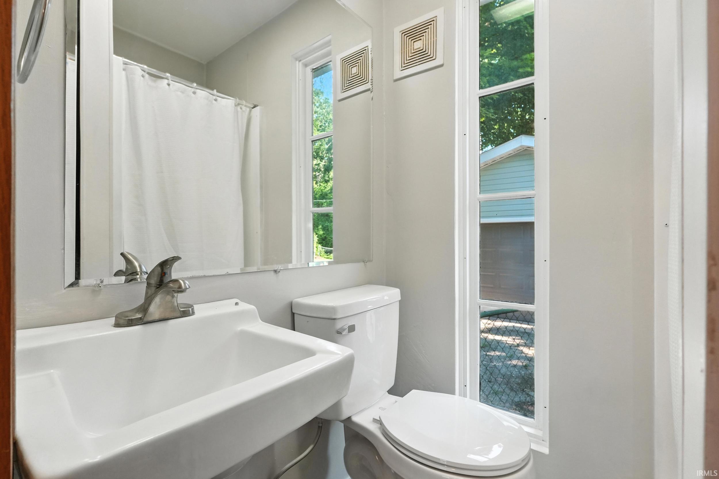 2023 Graham Drive Fort Wayne, IN 46818 - Photo 13 of 28