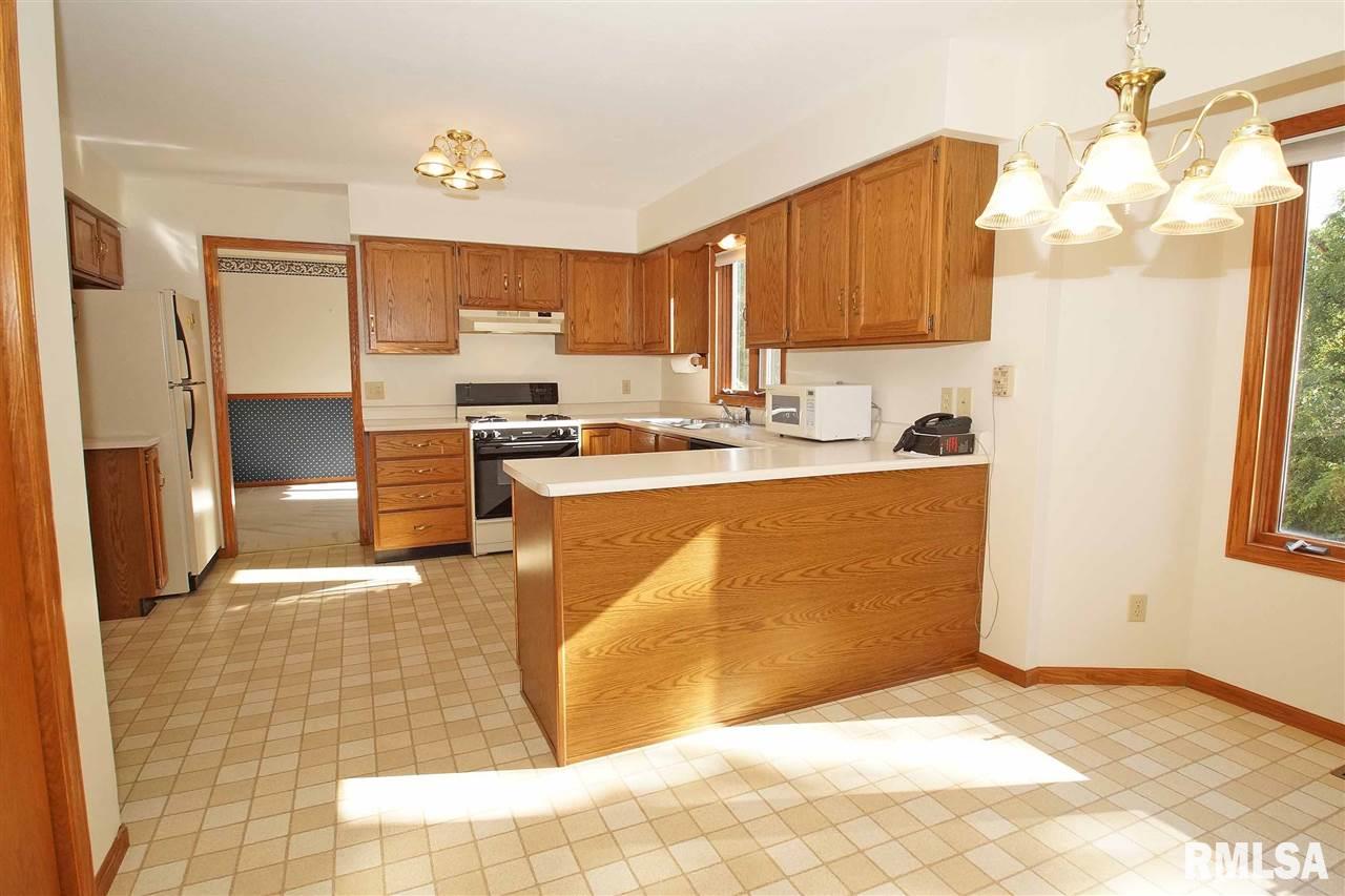 6016 West Ridgecrest Circle Peoria, IL 61615 - Photo 12 of 31 Gallery Image 12
