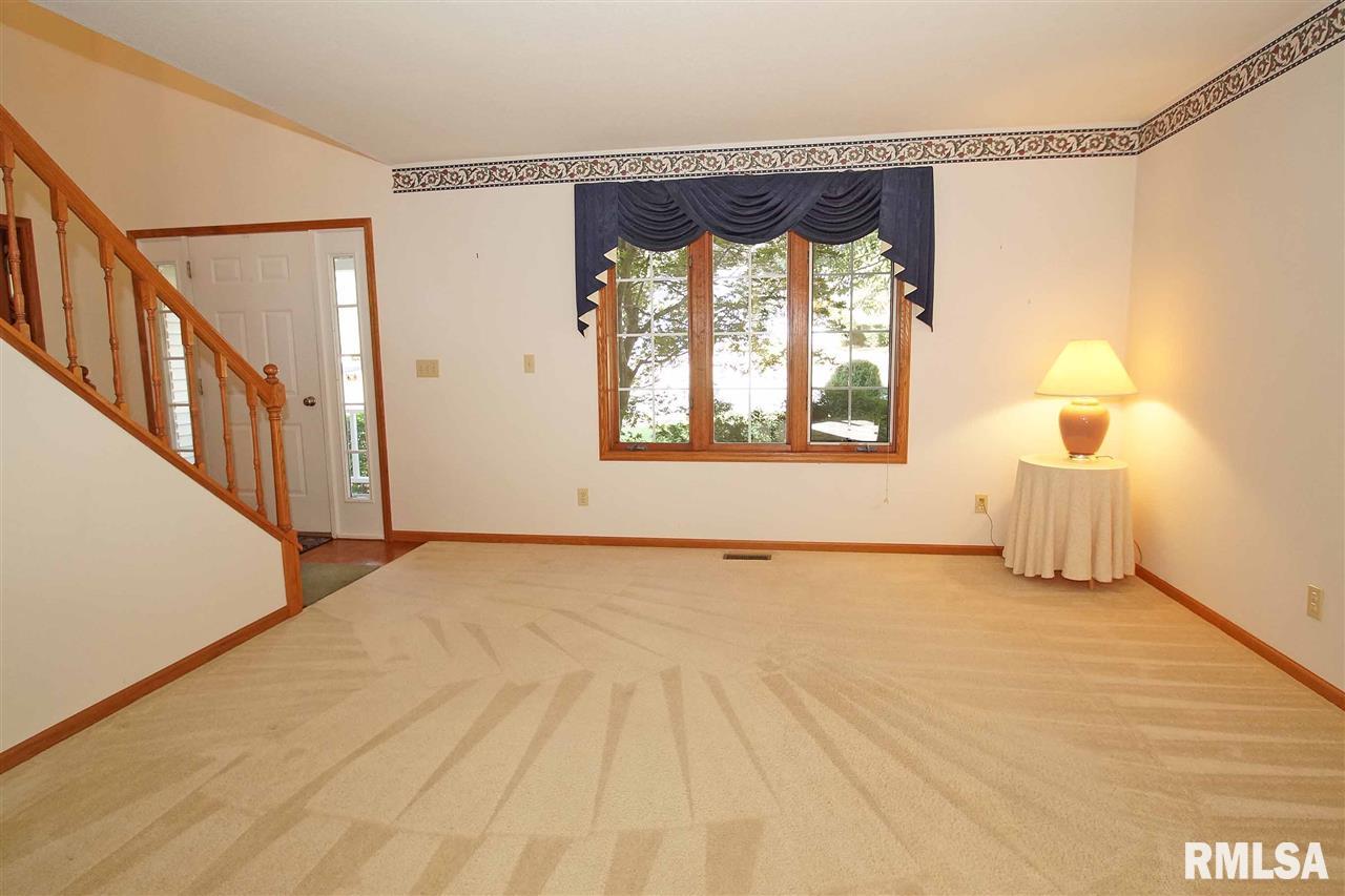 6016 West Ridgecrest Circle Peoria, IL 61615 - Photo 8 of 31 Gallery Image 8