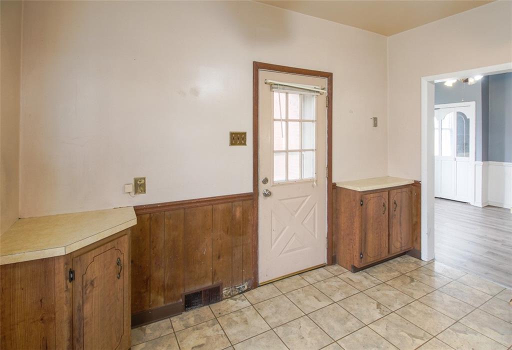 202 Jane Street McKees Rocks, PA 15136 - Photo 22 of 44 an empty room with windows
