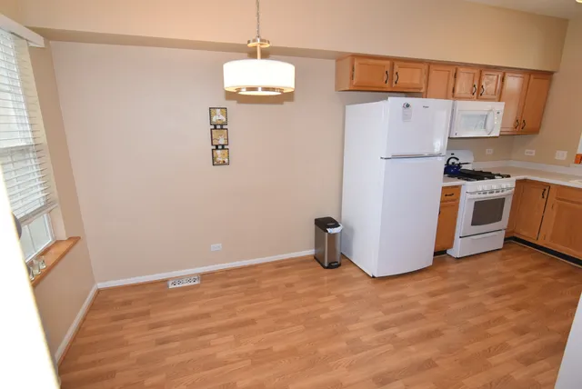 $252,000 | 939 Mesa Drive, Lake In The Hills, IL 60156