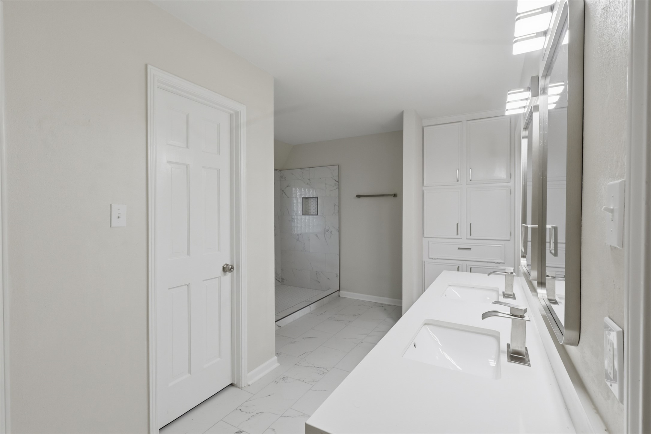 17519 Butte Creek Road Houston, TX 77090 - Photo 11 of 37 Primary En-Suite with DOUBLE vanities, new mirrors & lighting!