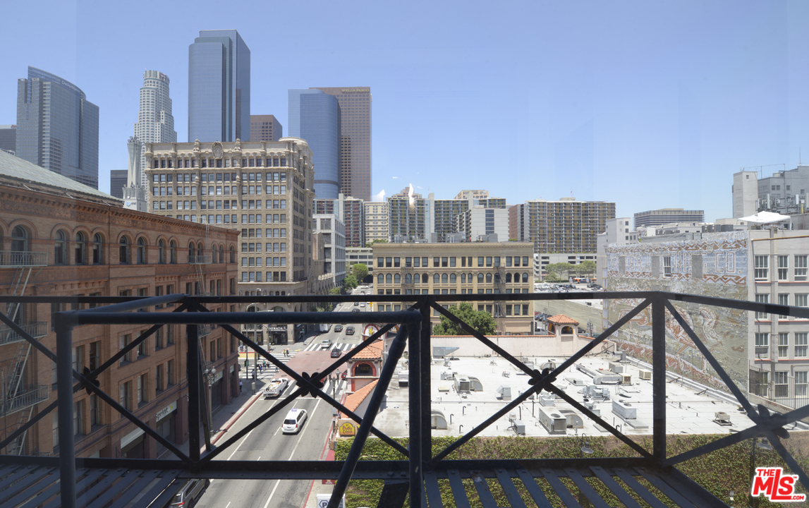 257 South Spring Street, Unit PHMN Los Angeles, CA 90012 - Photo 17 of 17 a view of balcony with furniture and stove