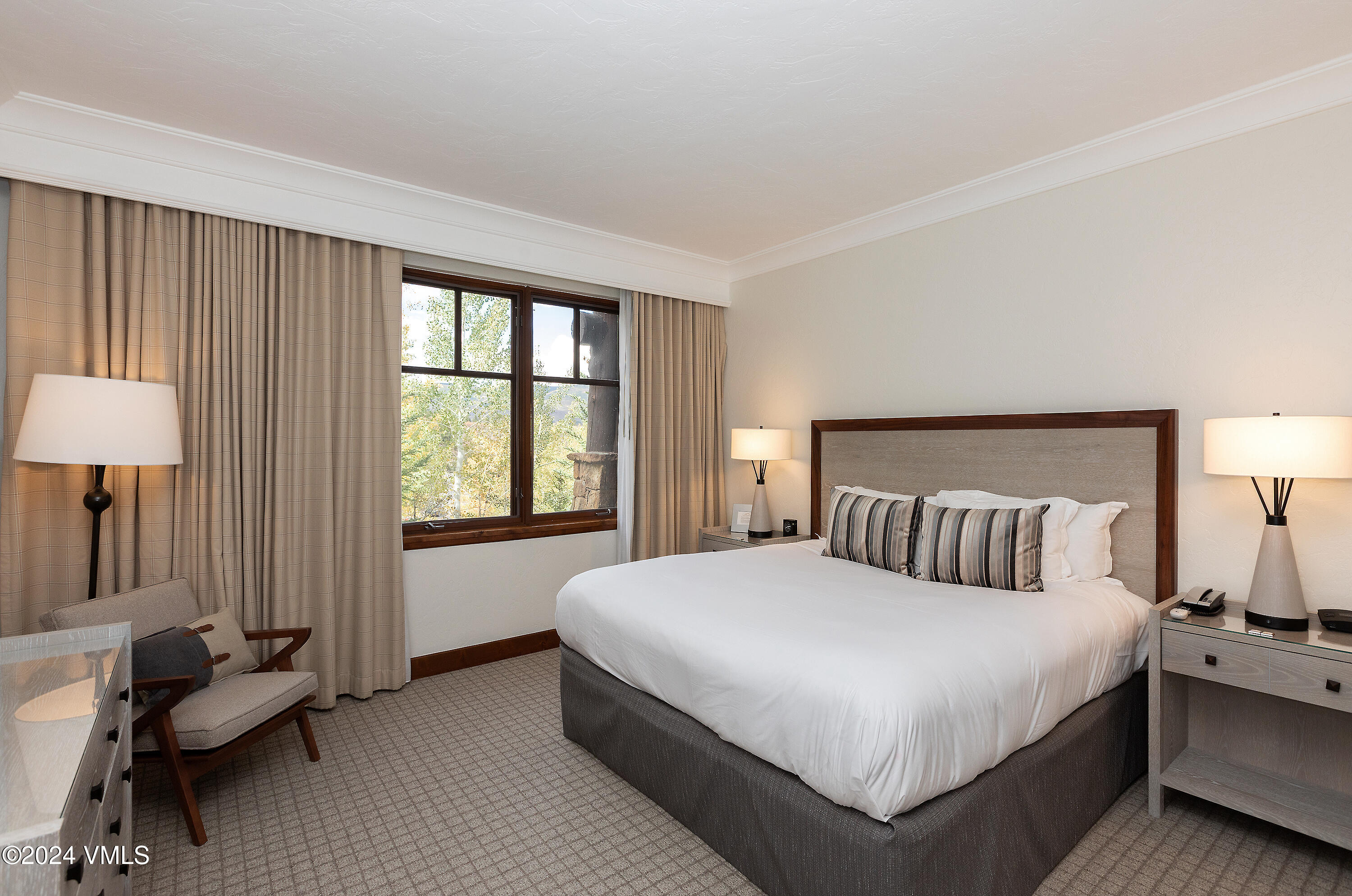 100 Bachelor Ridge Road, Unit 3208/4 Avon, CO 81620 - Photo 10 of 23 a large bed sitting in a bedroom next to a window with lamp