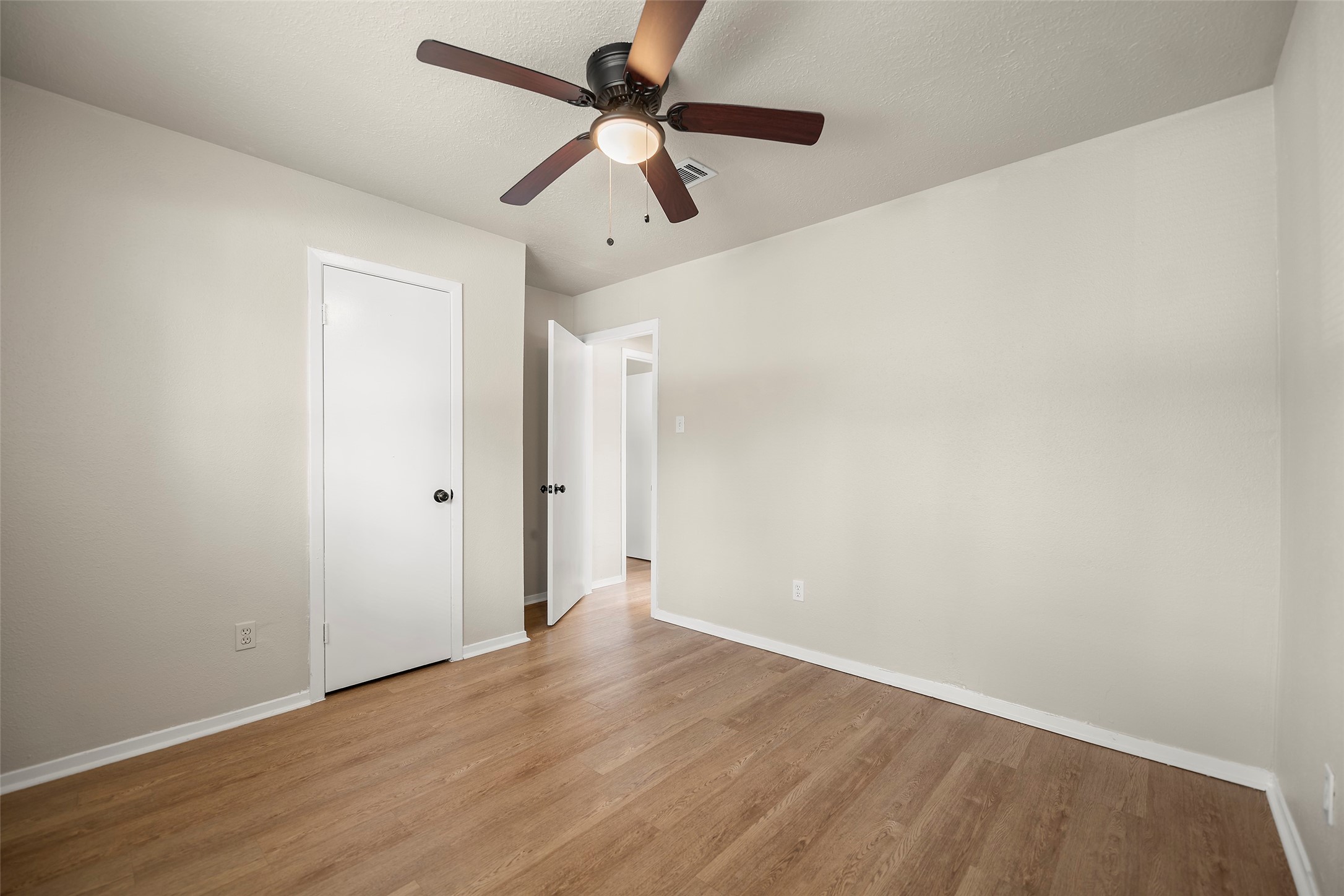 13335 Ambrose Street Houston, TX 77045 - Photo 14 of 27 second bedroom includes ceiling fan