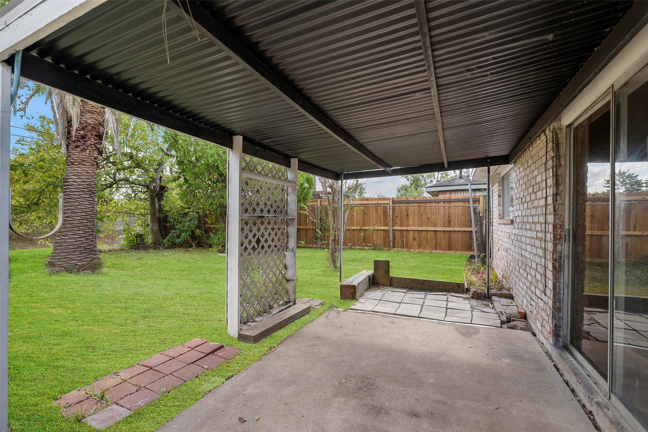 13335 Ambrose Street Houston, TX 77045 - Photo 25 of 27 Covered patio